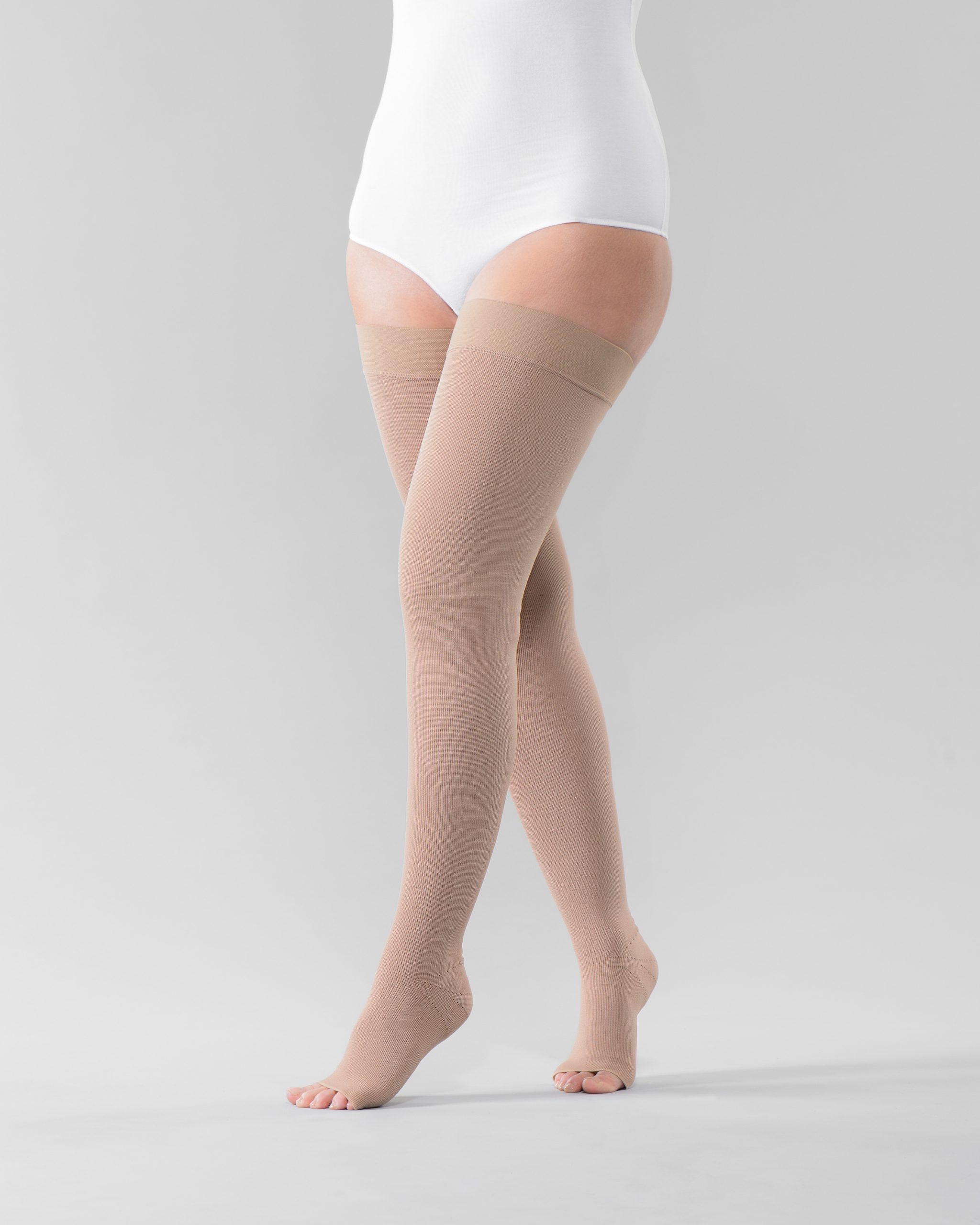 Round knit compression stockings for vein therapy